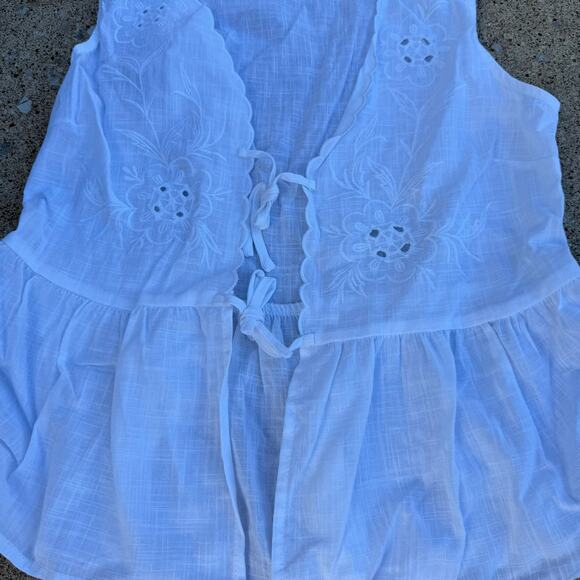 Blenca White Eyelet Embroidered Crop Top - Size M - Picture 2 of 7